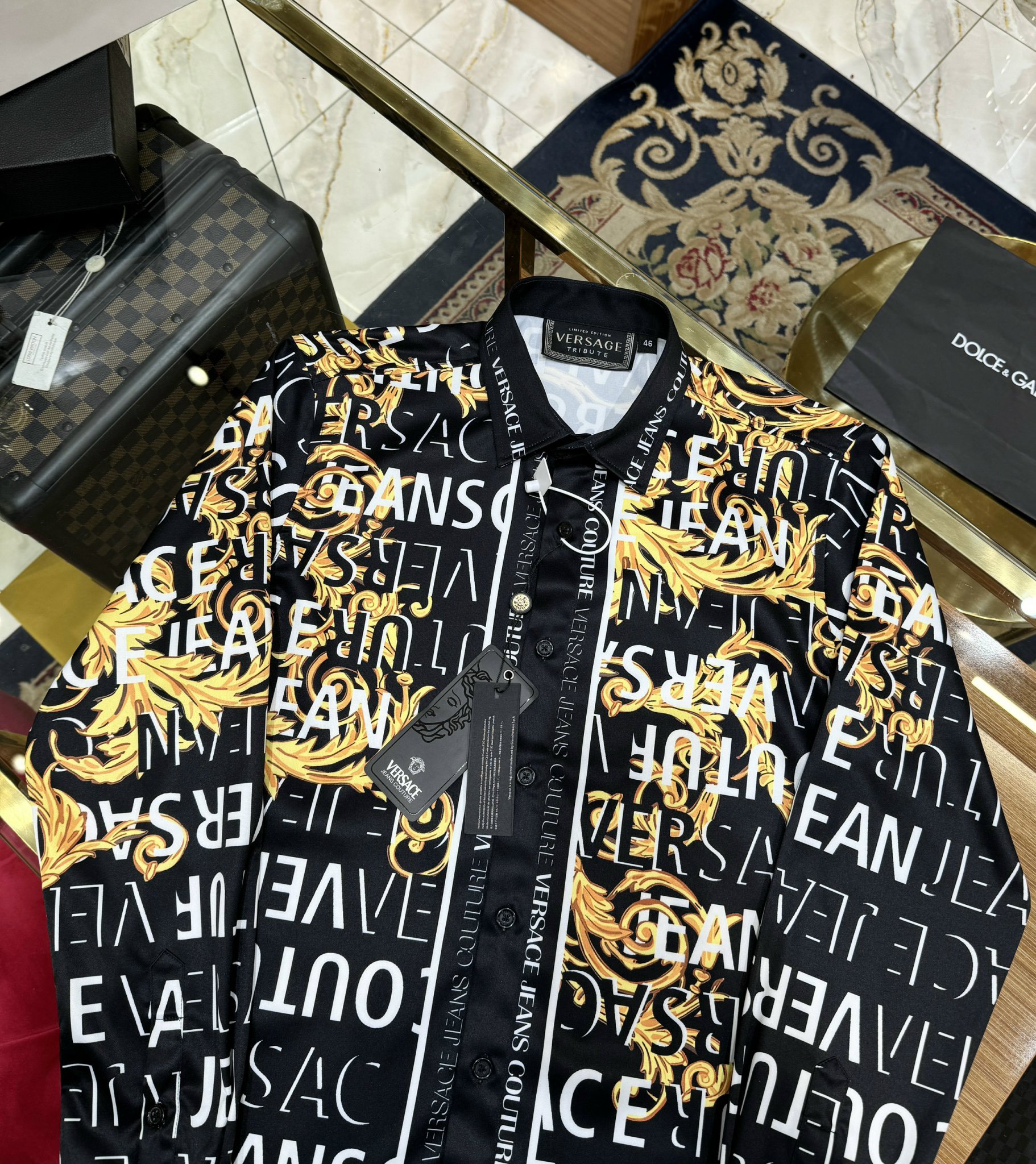 Áo sơ mi dài tay Versace VS Đen họa tiết logo chữ lá vàng full Like Auth on web CD